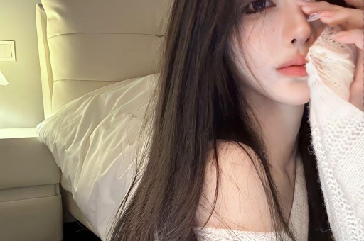 曝网红猴哥新恋情！轻抚对方背部颜值身材不输前妻何钰欣