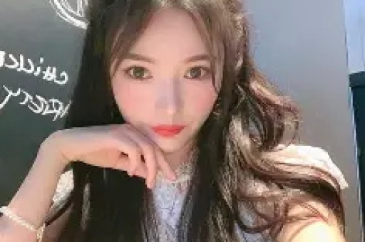 又一网红美女出八卦穿着被拳王摸腰双方都是已婚人士