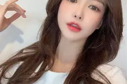 算是救赎文。女主是小镇出来的姑娘被网暴回到家乡遇到男主。此时她是外地来旅游的漂亮有钱女人他是活一天算一天破旧酒吧小老板。第一次见面女主见色起意以为男主是🦆但其实他是只想逃离妈妈掌控的